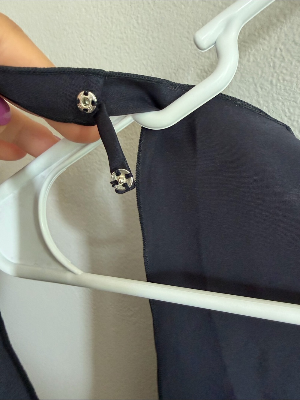 Garnet Hill Sleeveless Vneck Silk Blouse Navy 8 - Picture 3 of 5